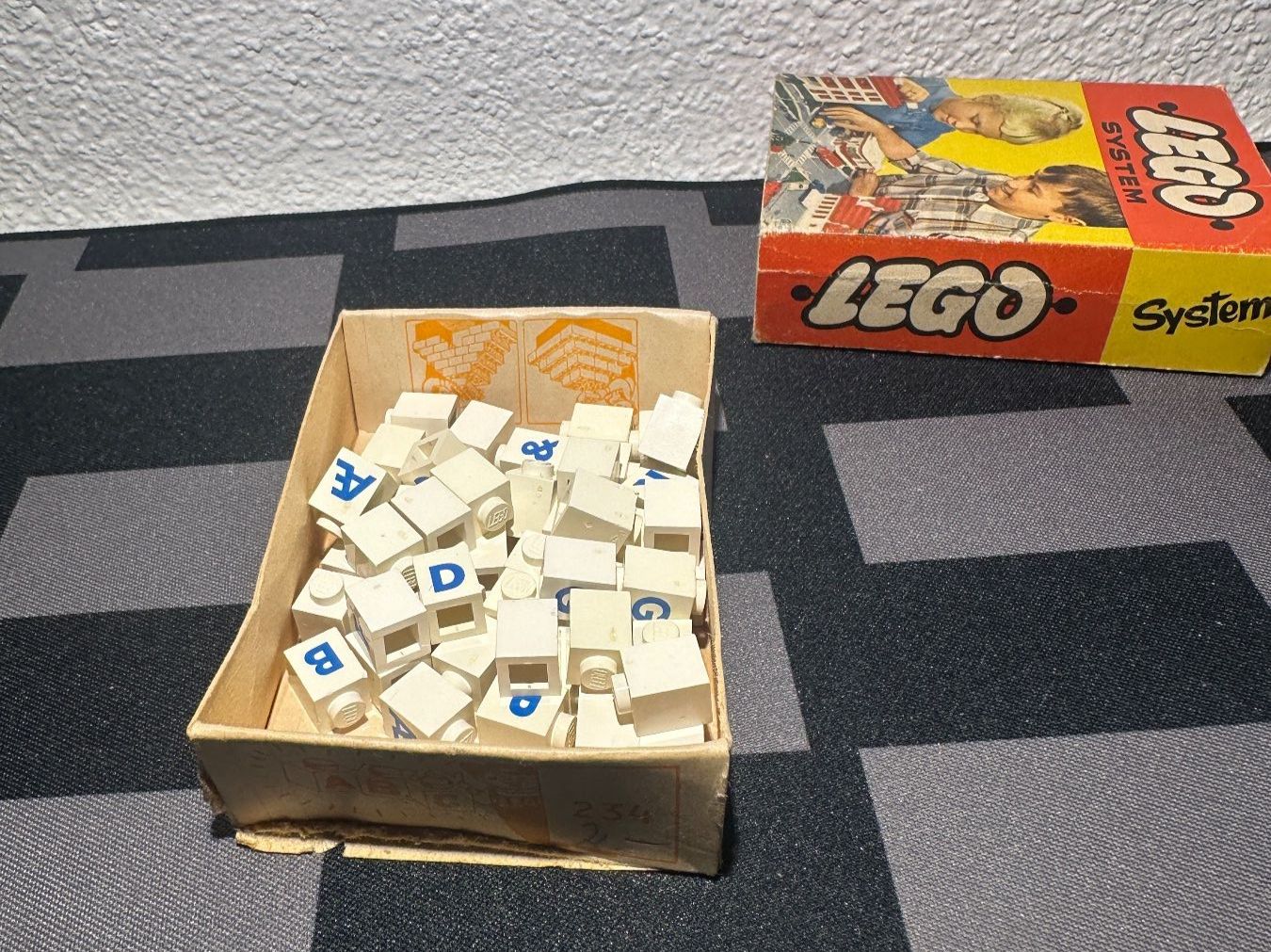 Lego Kit di costruzioni: Lego System 234 1x1 Bricks with Letters Vintage / EOL / RAR – Usato da Kappel SO venduto da MyFunBox 2