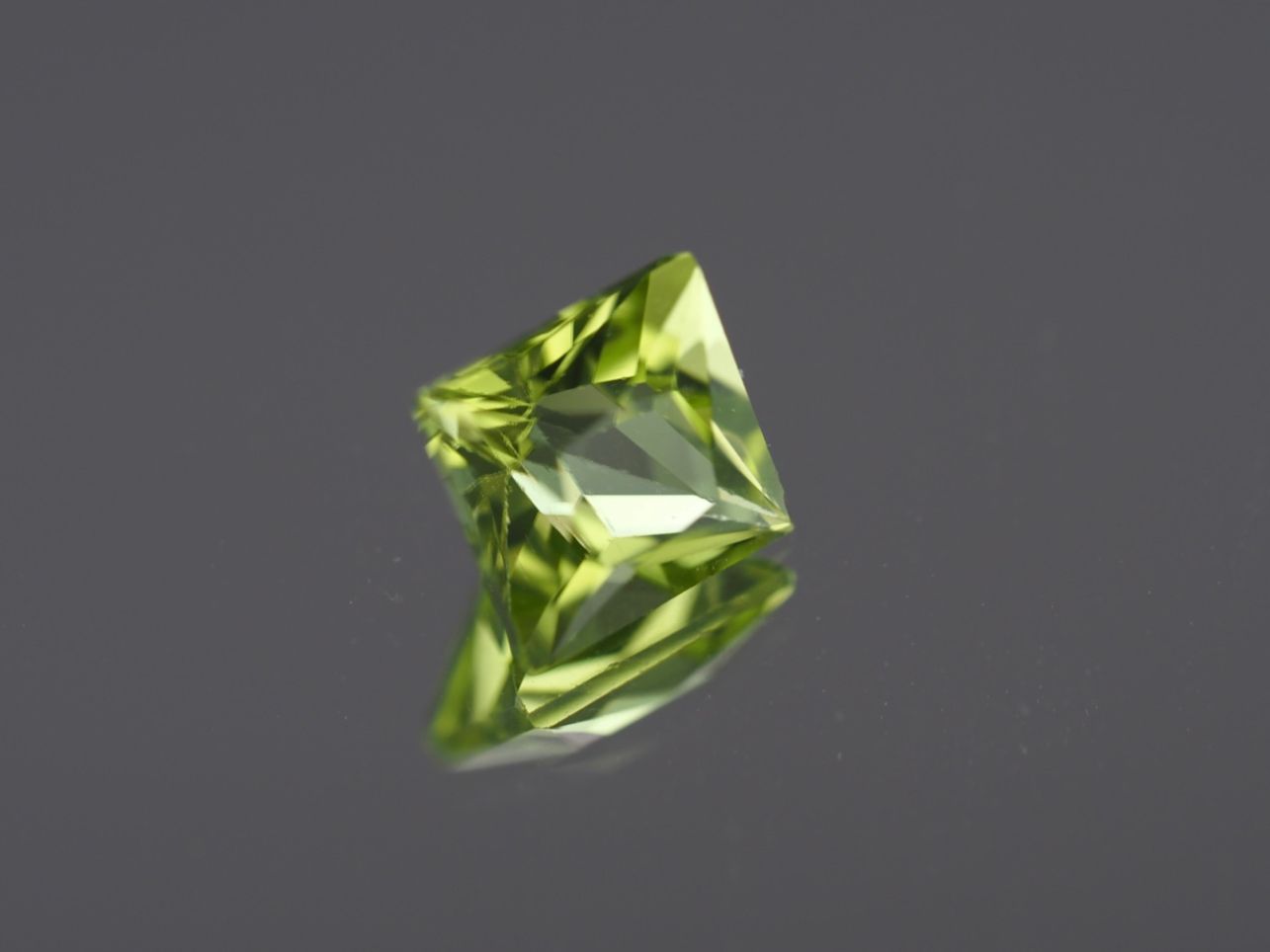Edelsteine: Beautiful Green Peridot Princess Cut - 1.19ct – Neu und originalverpackt aus Buchs SG von OTNaturalGems 5