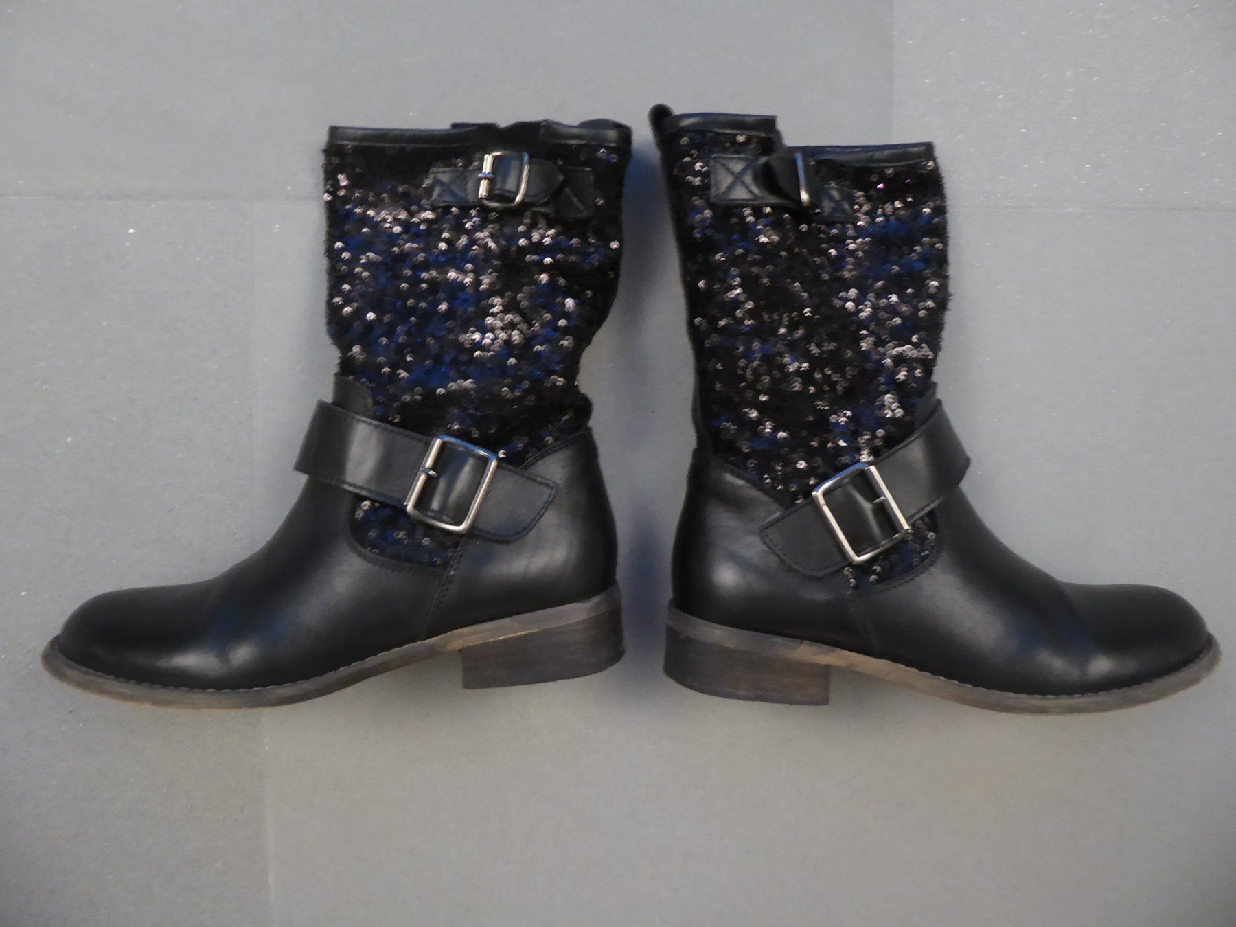 Scarpe da donna: Schwarze Boots mit Pailletten, Grösse 36 – Usato da Triesen venduto da Deal1966