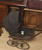 Antiker Kinderwagen mit Puppe, Holz, guter Zustand