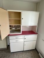 Antiker Küchenschrank mit vielen Fächern.