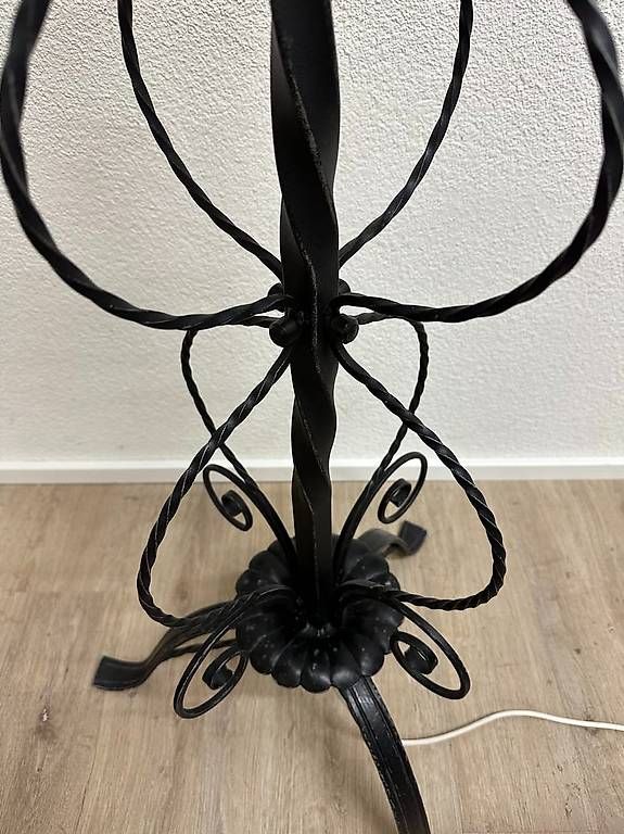 Lampade: Grosse Vintage Stehlampe mit Stoffschirm und Eisenfuss – Usato da Obernau venduto da Arche_Noah_Brocki 7