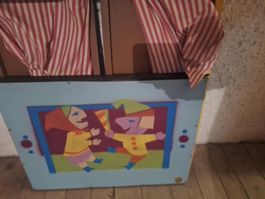Théâtre de marionnettes en bois avec rideaux en tissu