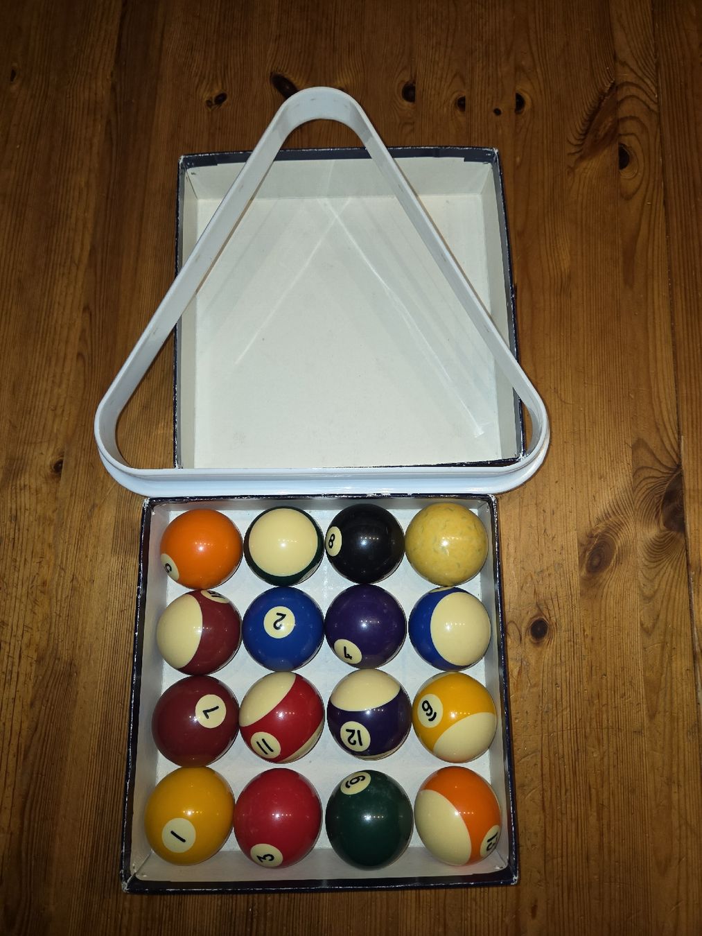 Ballons: Billardkugeln Set mit Triangel gebraucht – D'occasion à Worben par m_s_hb2c