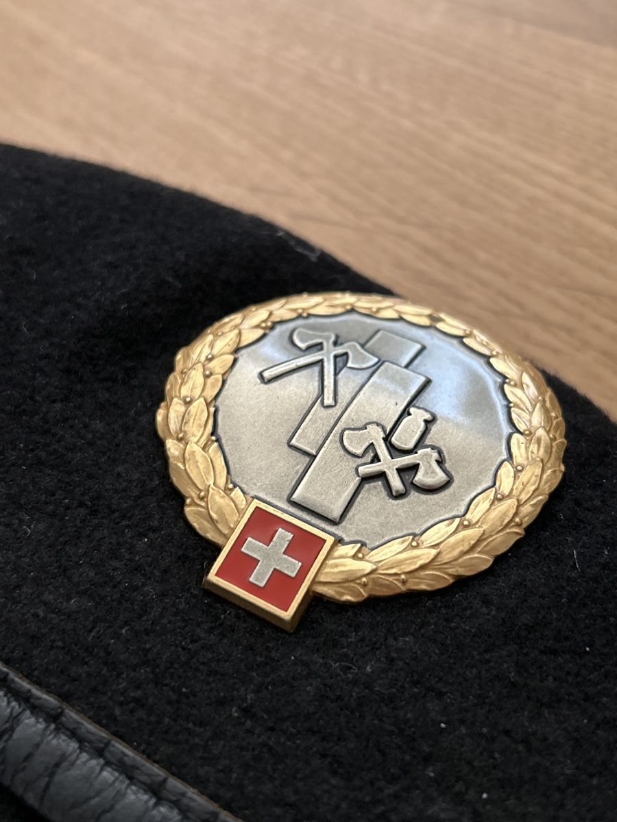 Schweizer Armee Uniformi: Béret schwarz mit Emblem Gold – Usato da Bussnang venduto da Otter_4 1