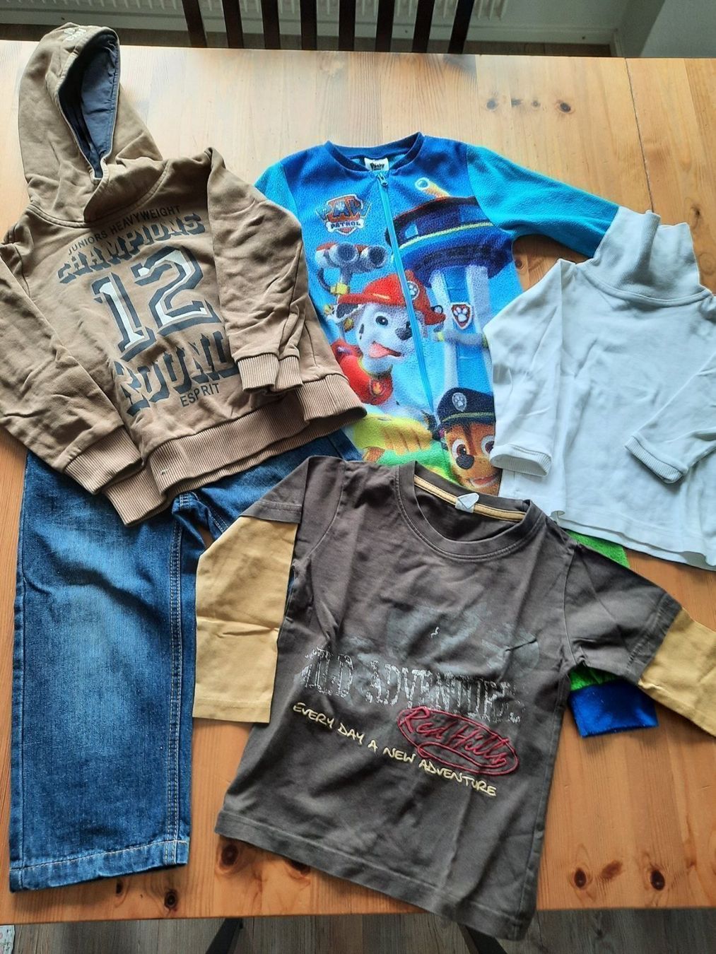 Lotti & Set di vestiti: 5-teiliges Kleiderpäckli Grösse 98 – Usato da Aesch BL venduto da ChezToKa