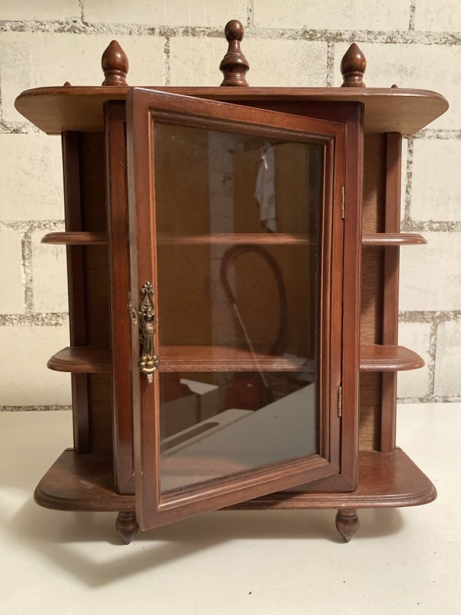 Vitrinen: Kleine Vitrine aus Holz – Gebraucht aus Mülligen von Flockenstiel