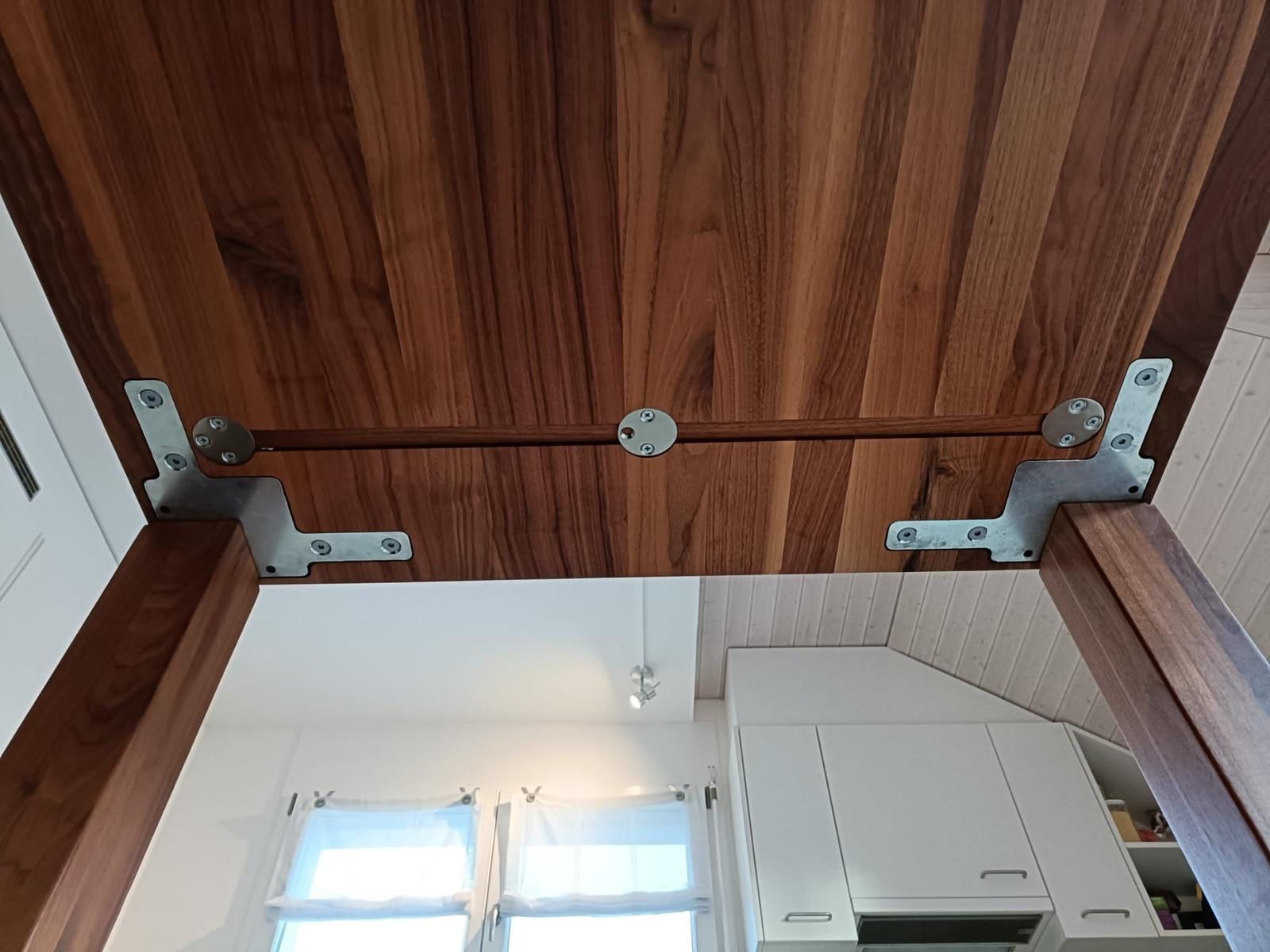 Tavoli: Massiver Nussbaumtisch – Usato da Klosters venduto da robertocarlos 1