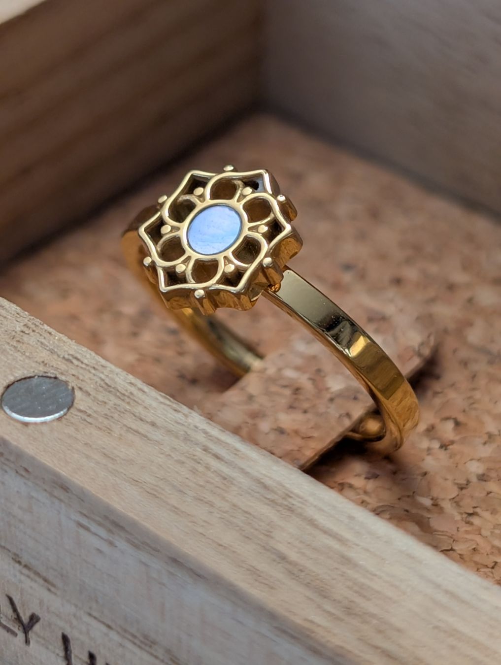 Anelli: Holzkern Ring Blaues Perlmutt & Gold – Nuovo (secondo la descrizione) da Stäfa venduto da IsaBach 1