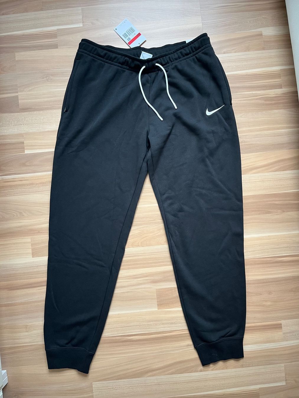 Nike Pantaloni: Neue Nike Trainerhose, mit Etikett – Nuovo e nell'imballaggio originale da Oetwil an der limmat venduto da Sual 1