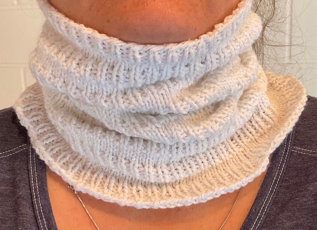Foulard & Sciarpe: Weisser Halswärmer / Loop mit Glitzer - NEU – Nuovo (secondo la descrizione) da Krauchthal venduto da Handmade_Hub