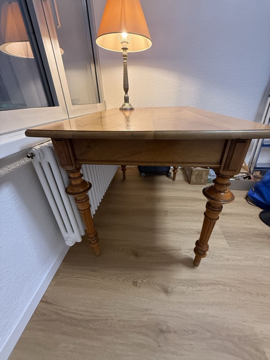 Scrivanie: Biedermeier Antiker Nussbaum Tisch, restauriert – Usato da Rorschach venduto da _G3n4L1n_ 3