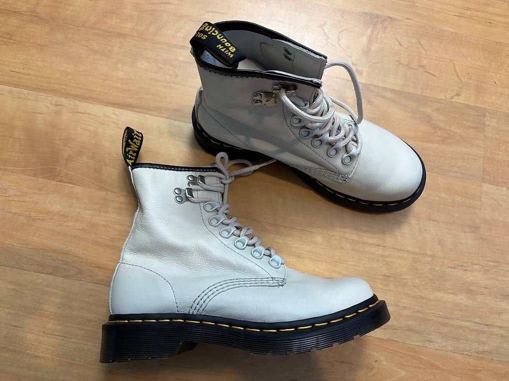 Damenschuhe: Neu: Beige Doc Martens Gr. 37 – Neu und originalverpackt aus Willisau von ani_gtk8