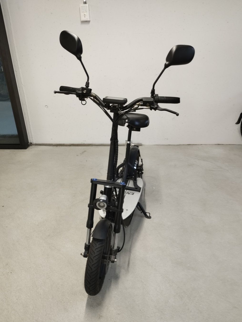 Veicoli elettrici: E-Scooter Revoluzzer mit Sitz – Usato da Horw venduto da kae_mwv8 1