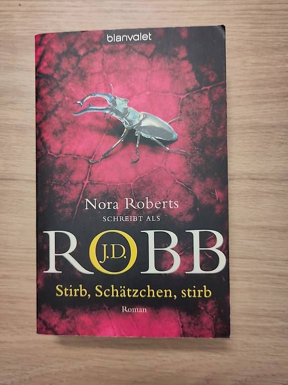 Libri: J. D. Robb alias Nora Roberts - Stirb, Schätzchen, stirb – Usato da Rorschacherberg venduto da c_v_nh92