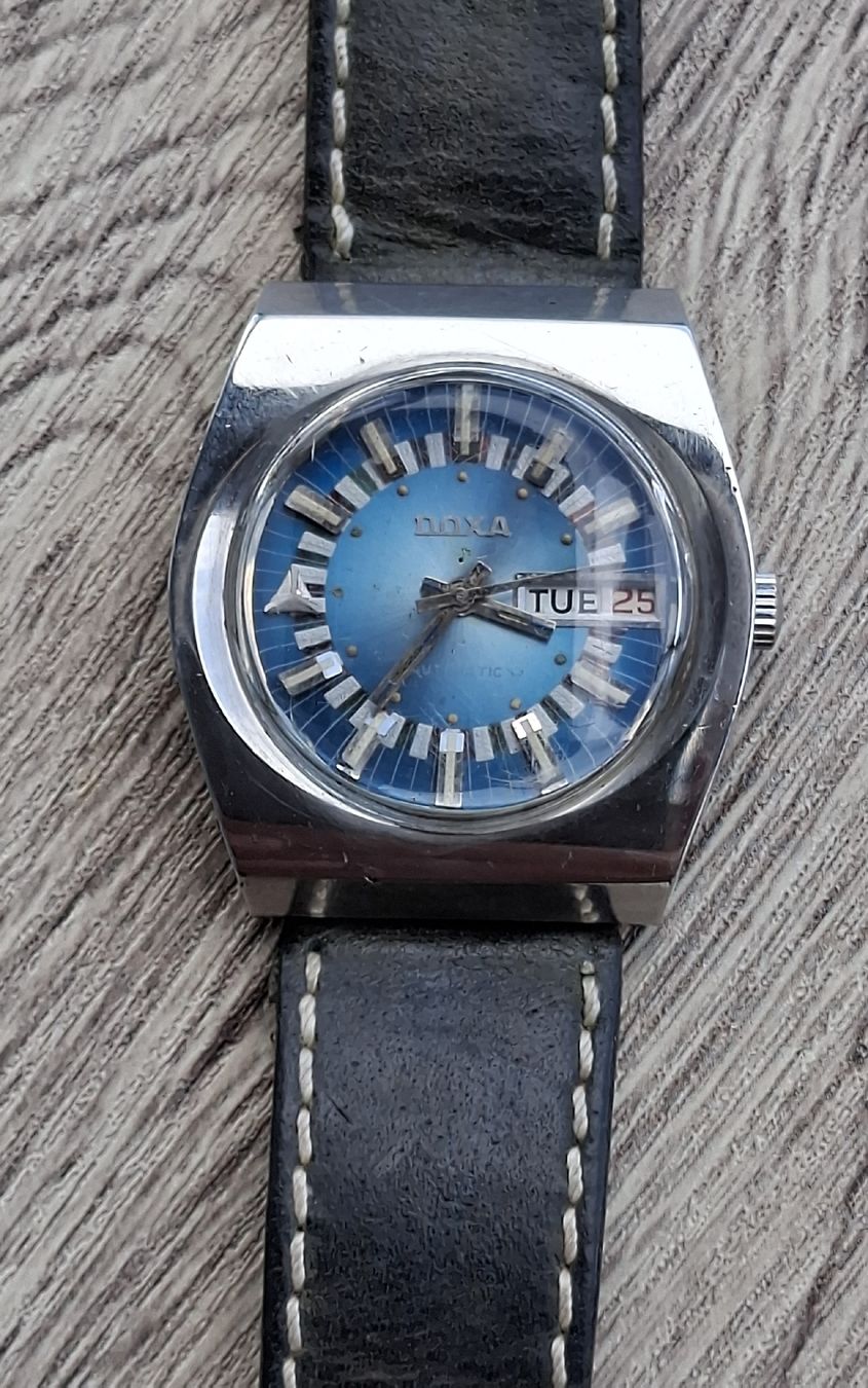 Doxa Orologi: Doxa "Tank" striking blue gradient sunburst dial.D/D Auto. – Usato da St-Cergue venduto da gar_x2b7 2