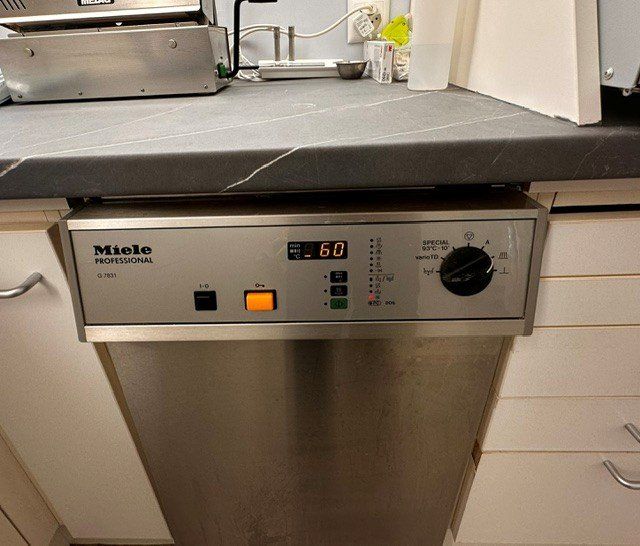 Attrezzature mediche: Miele Professional G 7831 – Thermodesinfektor – Usato da St. Gallen venduto da inf_z6pb 1