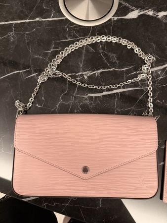 Louis Vuitton Pochette Rosa con accessori