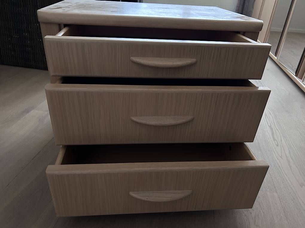 Nachttische: 2 schöne Holznachttische – Gebraucht aus Altdorf UR von tho_b9hw 1