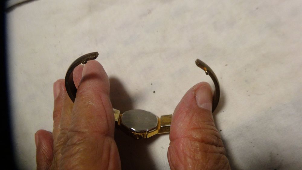 Montres: BULER SEHR  KLEINE UHR.HANDAUFZEUG .17J.4 STEIN.LÄÜFT. – D'occasion à zürich par ahmad01 7