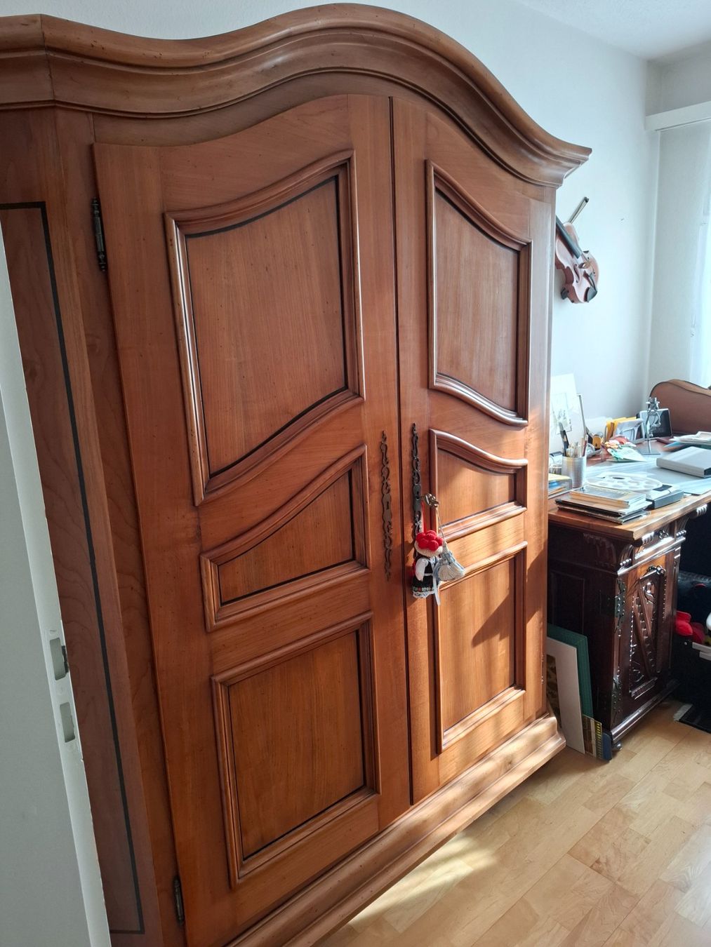 Armadi: antiker Schrank – Usato da St. Niklausen LU venduto da Kamelo