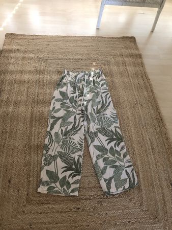 Sommerhose mit Blätterprint, Grösse S. Neu!!