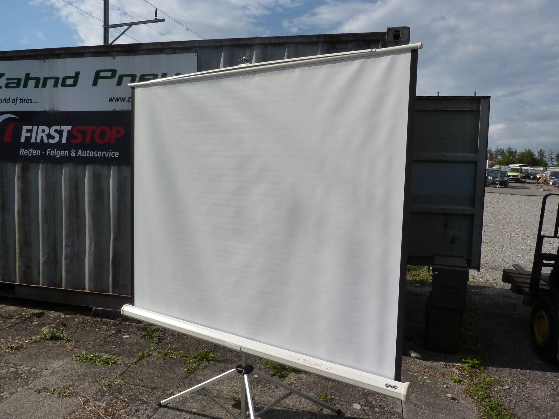 Home Cinema: Leinwand mit Ständer  1.8m x1.8m – Usato da Niederscherli venduto da Zahnd1 1