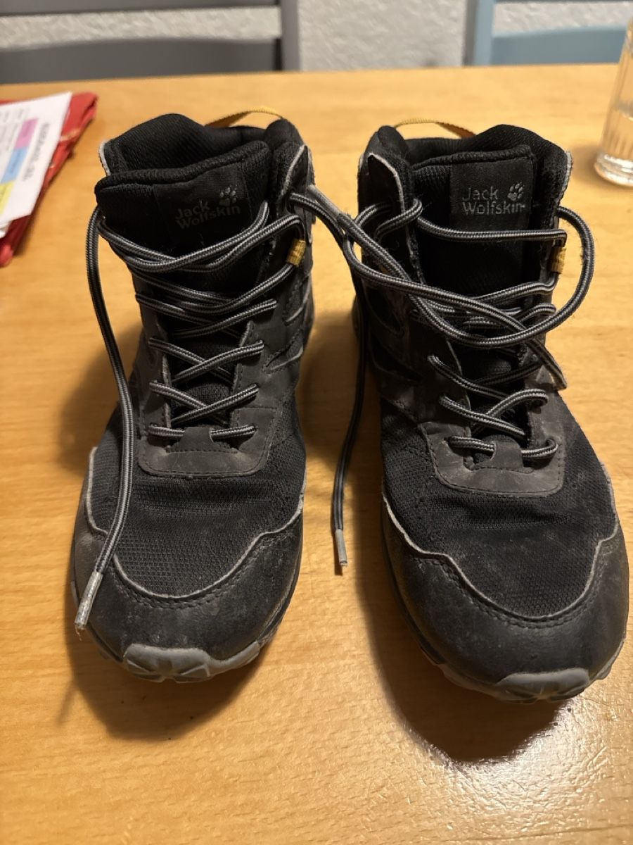 Jack Wolfskin Scarpe da uomo: Jack Wolfskin Kinder Wanderschuhe, Grösse 35, Schwarz – Usato da Flüh venduto da domiri