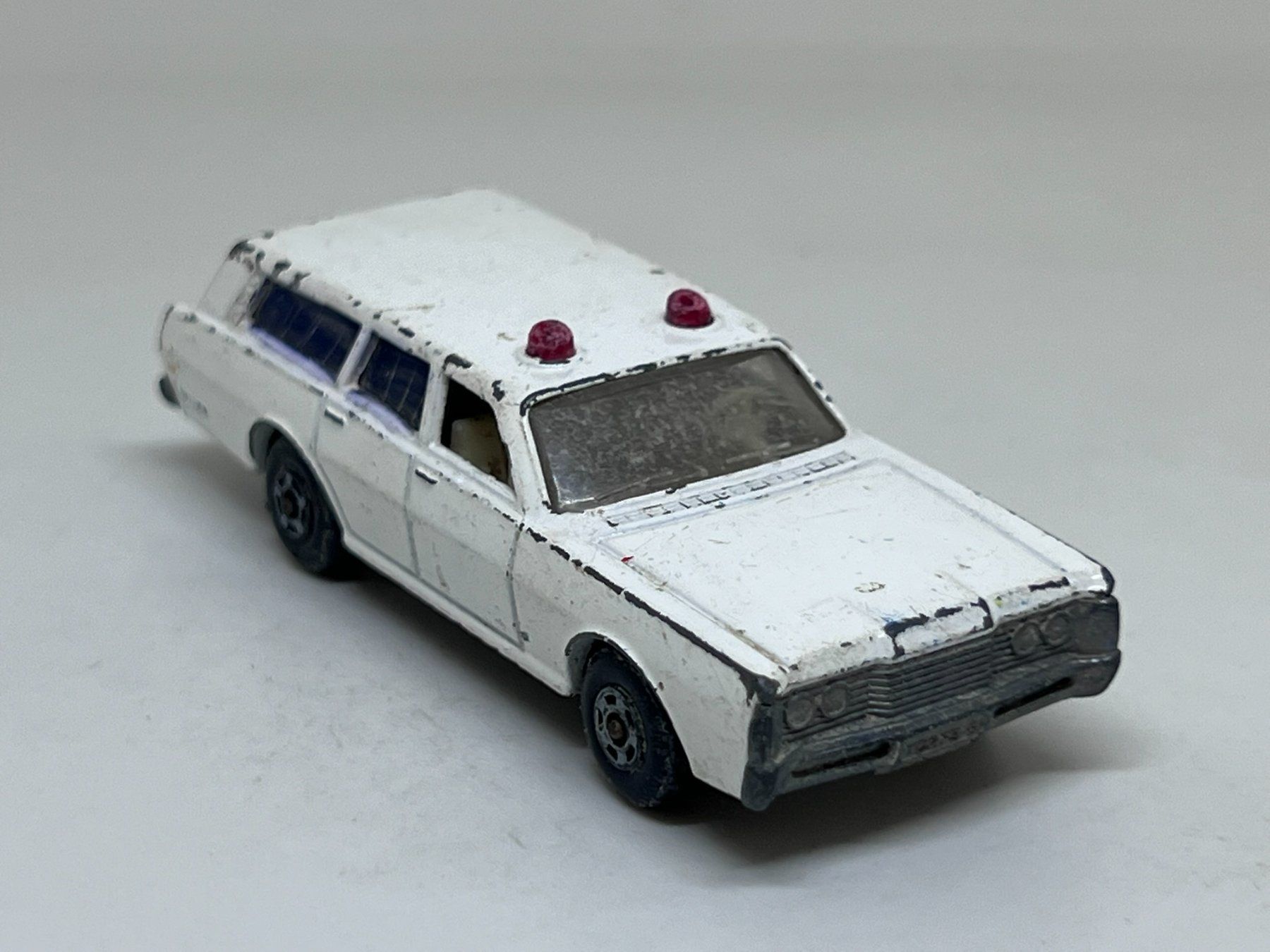 Matchbox Modellini d'auto: Matchbox Mercury Police Car #675 – Usato da Wildegg venduto da LaaBoutique