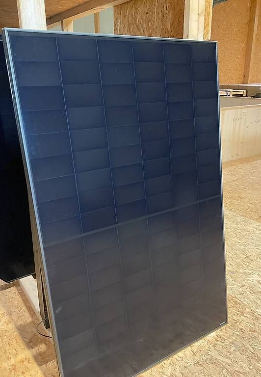 Solargeräte und Solarprodukte: Aiko Solarmodul 465Wp Glas Glas – Gebraucht aus Grabs von Haagerblitz