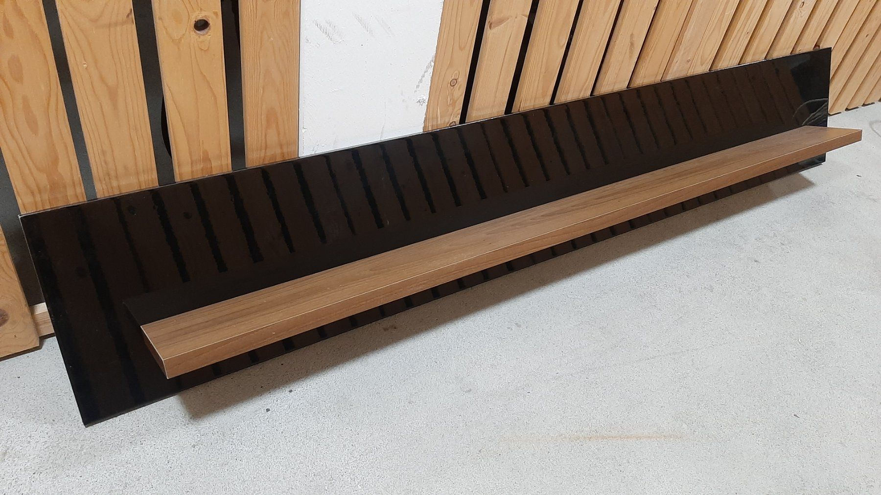 Scaffali: Regal Wandmontage Schwarz/Nussbaum – Usato da Sargans venduto da Riccardo288