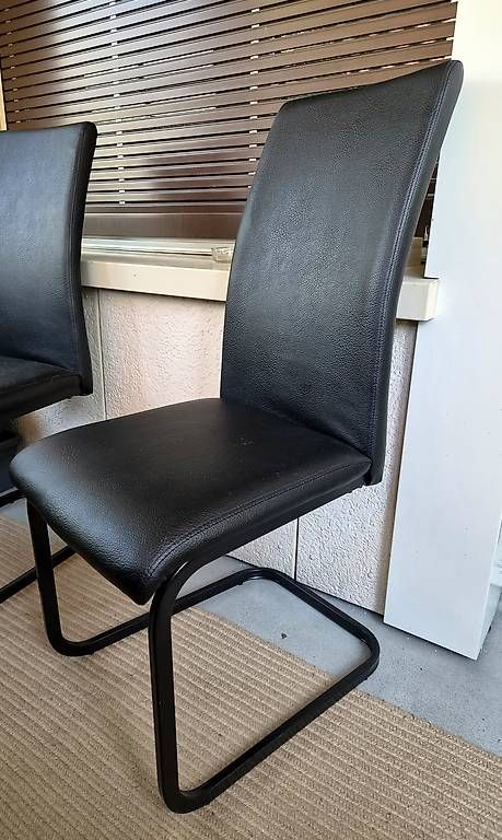 Sedie: 5 schwarze Freischwinger-Stühle – Usato da Belp venduto da debbiene
