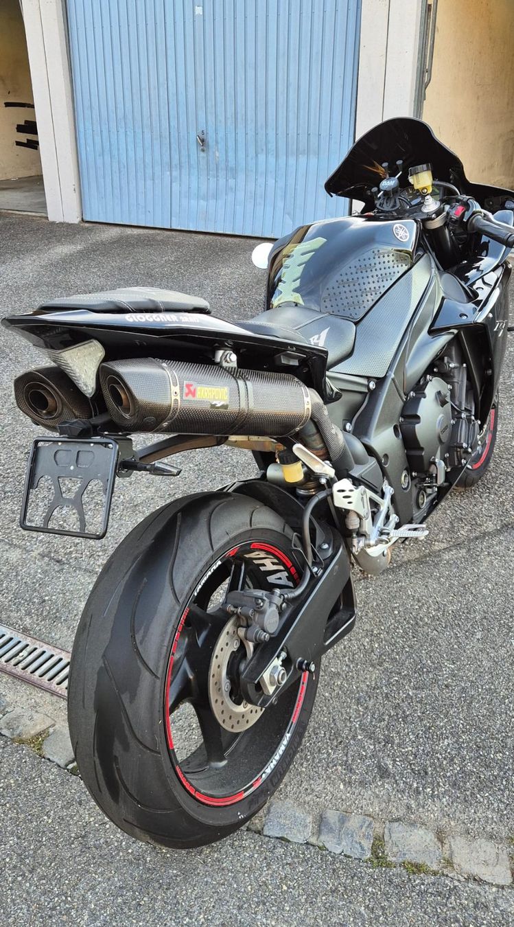 Yamaha Strada: Yamaha R1 RN22 Big Bang – Usato da Thun venduto da thunshopper2 3