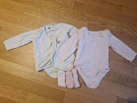 2 Bodies Gr 18M & 3 Socken - eher keine 80 als 86