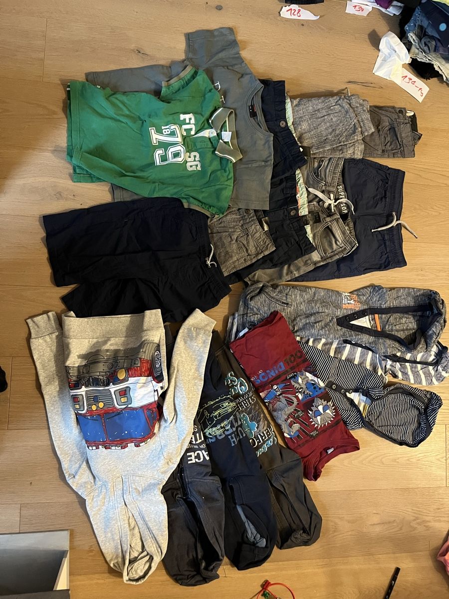 Lotti & Set di vestiti: Kleiderpaket Grösse 128 – Usato da Waldkirch venduto da son_wlp2