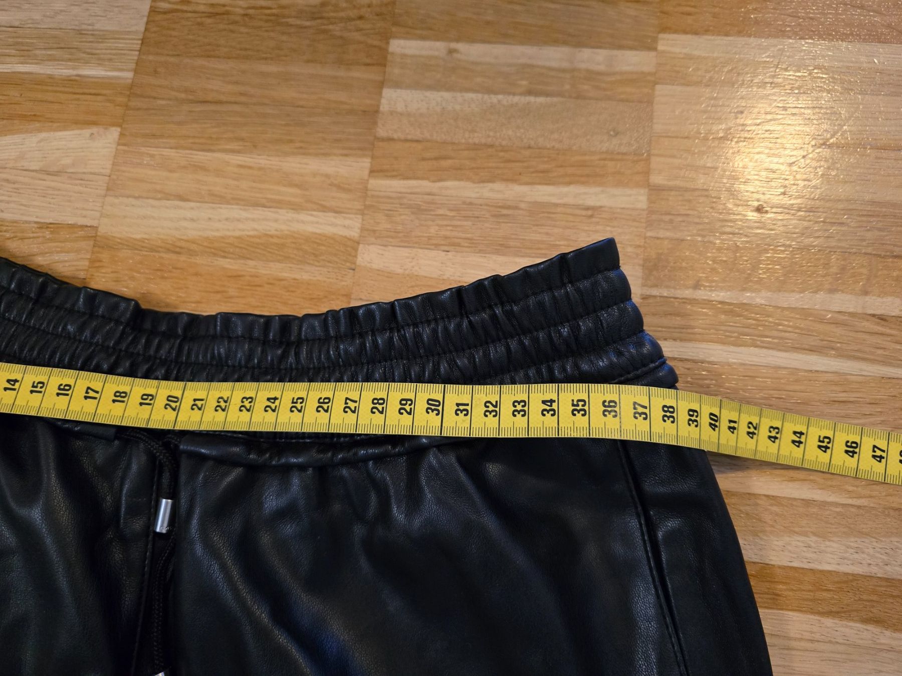 C&A Pantaloni: Hose in Leder Look, Grösse 36 – Usato da Basel venduto da Galia2000 3