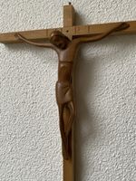 Kruzifix aus Holz, geschnitzt.