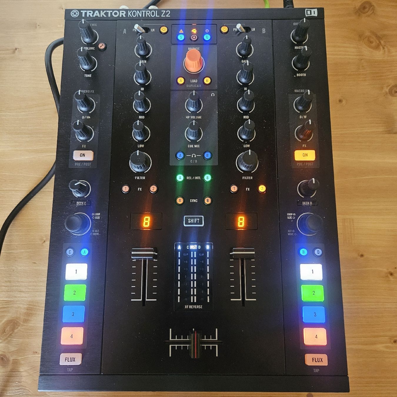 Native Instruments Console di mixaggio: Traktor z2 plus innofader pnp3  – Usato da Château-d'Oex venduto da kal_8q9h 3