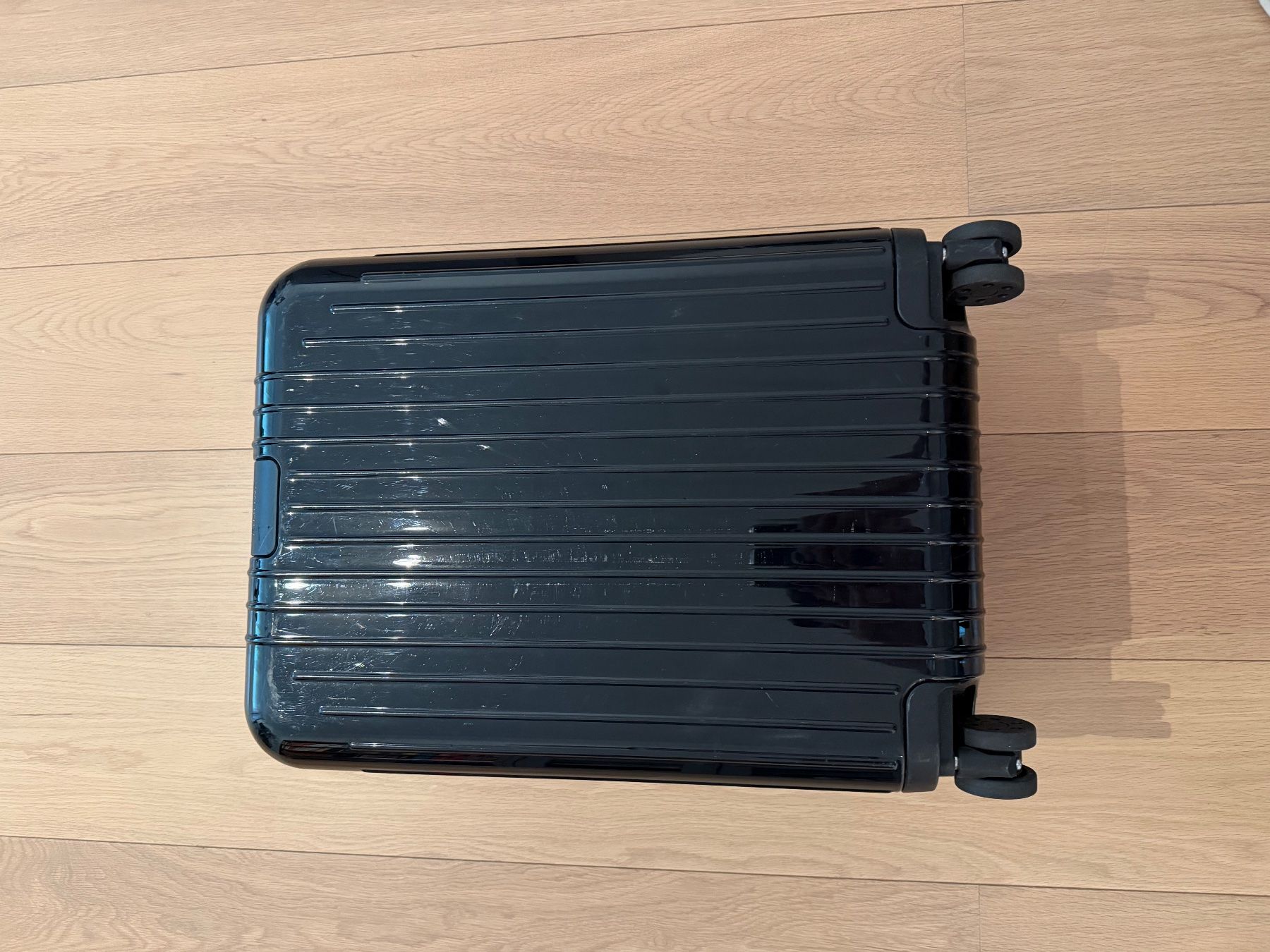 Taschen: Rimowa Essential Lite Cabin Black – Gebraucht aus Zürich von Filo_B