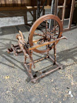 Ruote per filare: Spinnrad - dunkel braun – Usato da Chur venduto da Feschtland