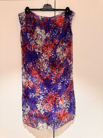 Leichter Schal, Violett mit Blumenmuster