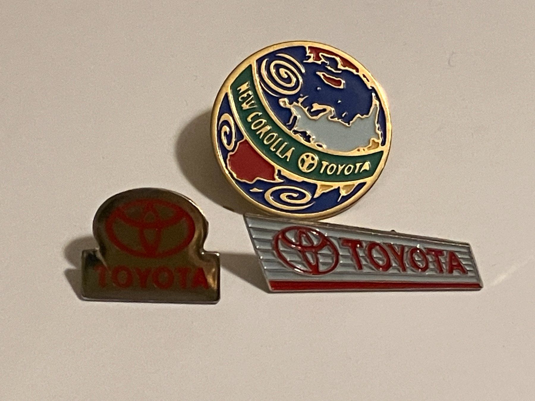 Plaketten & Abzeichen: 3 Pin Toyota – Gebraucht aus Basel von djwwpp