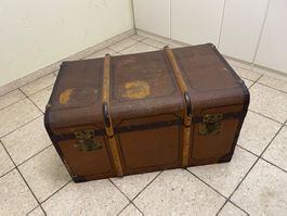 Antike Truhe  ideal für einen Koffermarkt
