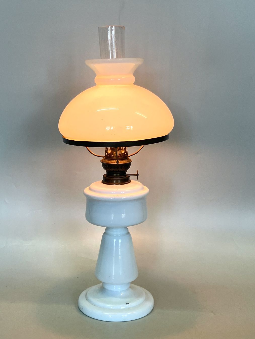 Lampade: Antike Petrollampe aus opalinem Glas – Usato da Horw venduto da luzernicus 3