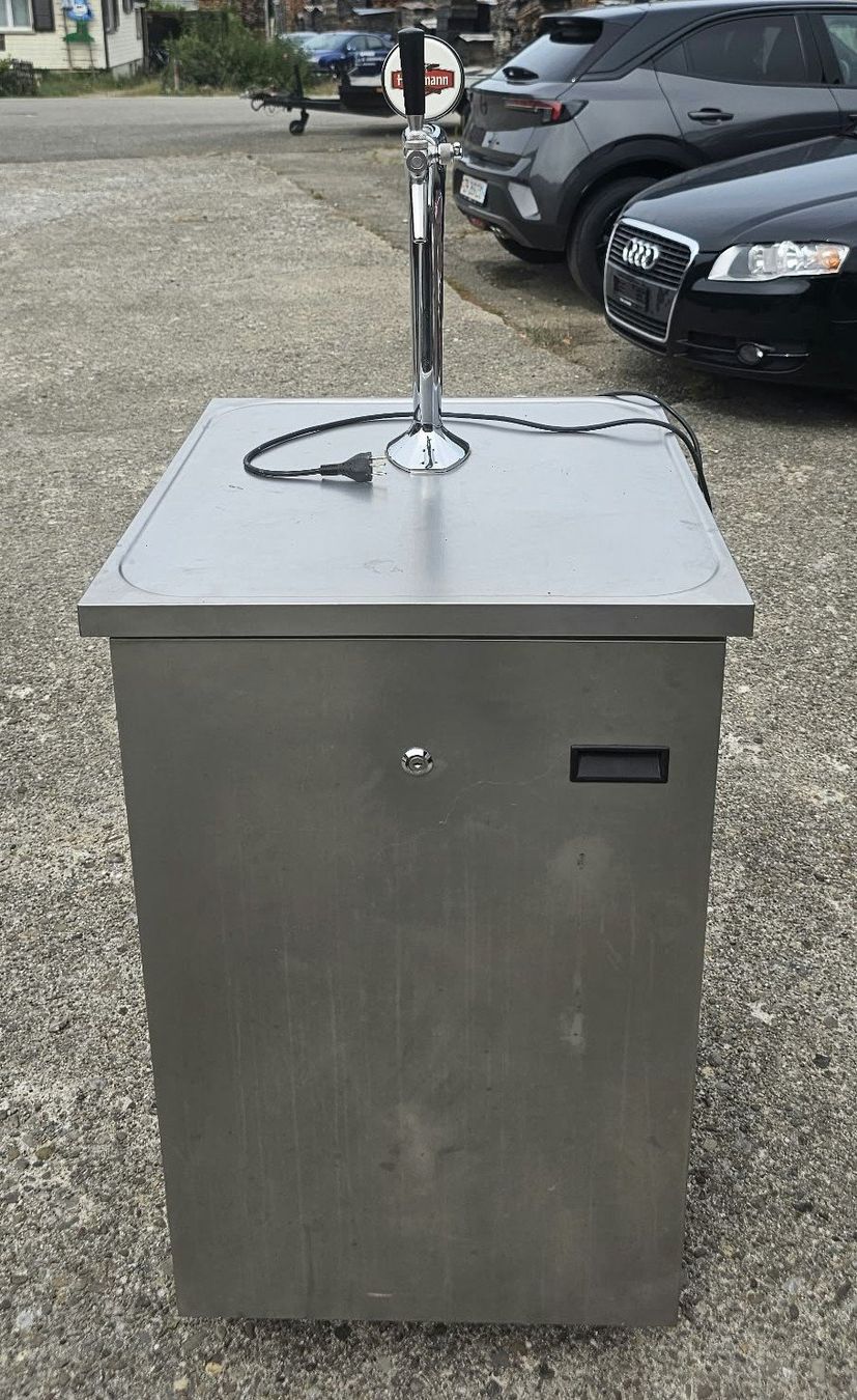 Allestimento di negozi e stand fieristici: Bier-Zapfanlage – Usato da Uster venduto da huibuh.75