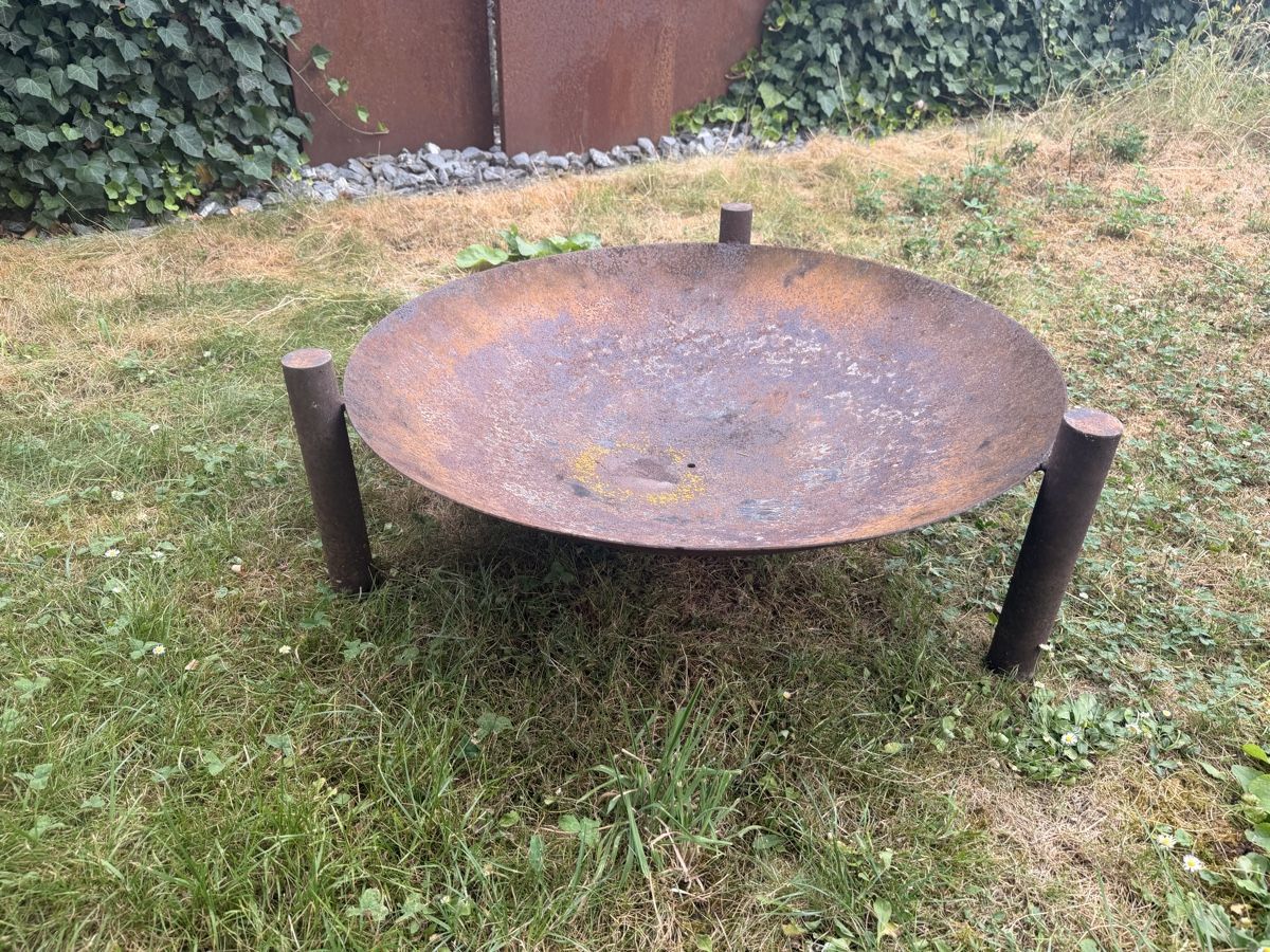 Cheminée d'extérieur: Feuerschale mit Standfüssen, Grill – D'occasion à Niedergösgen par And-y 3