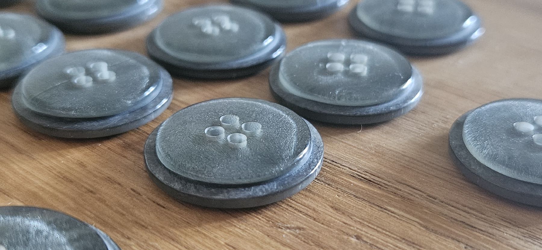 Knöpfe: 16 boutons gris reflets argentés 22mm - 28mm – Neu (gemäss Beschreibung) aus Carouge GE von Lea000 1
