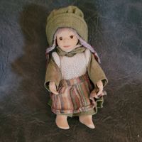 Porzellanpuppe mit Stoffkörperteil