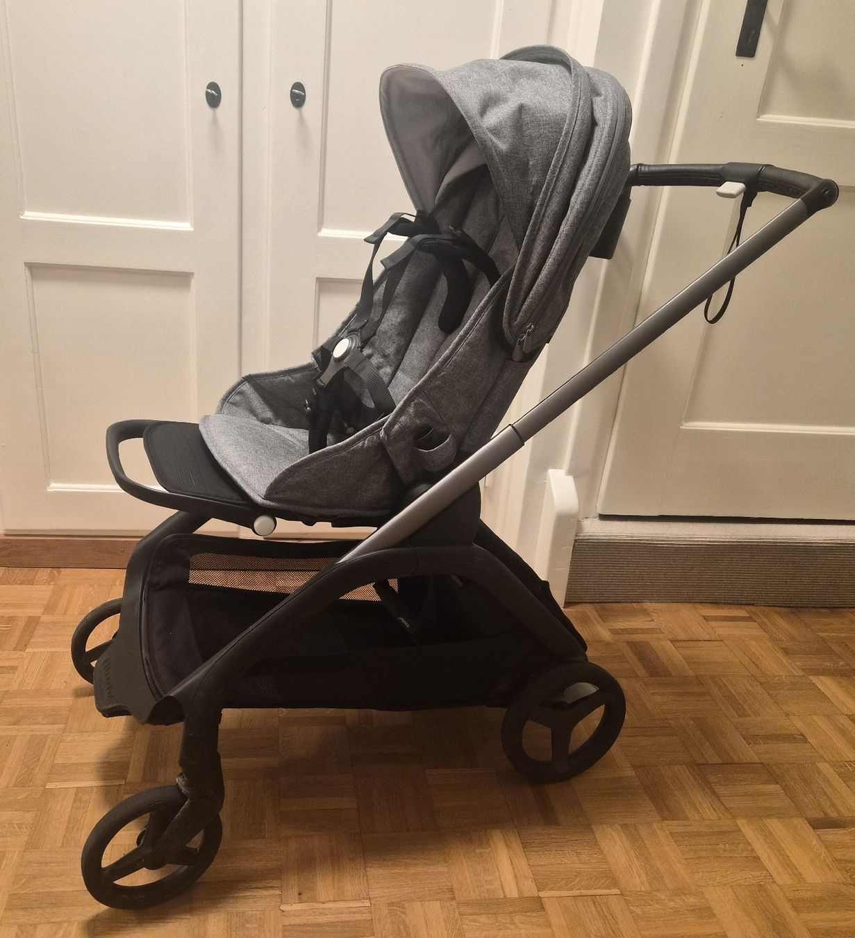 Bugaboo Poussette: Bugaboo Dragonfly bundle, black/grey – D'occasion à Schlieren par wol_yfz8 9