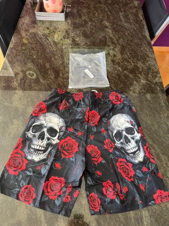 Shorts mit Totenkopf und Rosen Druck Grösse M neu